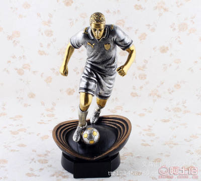 成德居樹脂工藝品 銀色人物踢球造型獎杯擺件的定制與批發(fā)優(yōu)勢